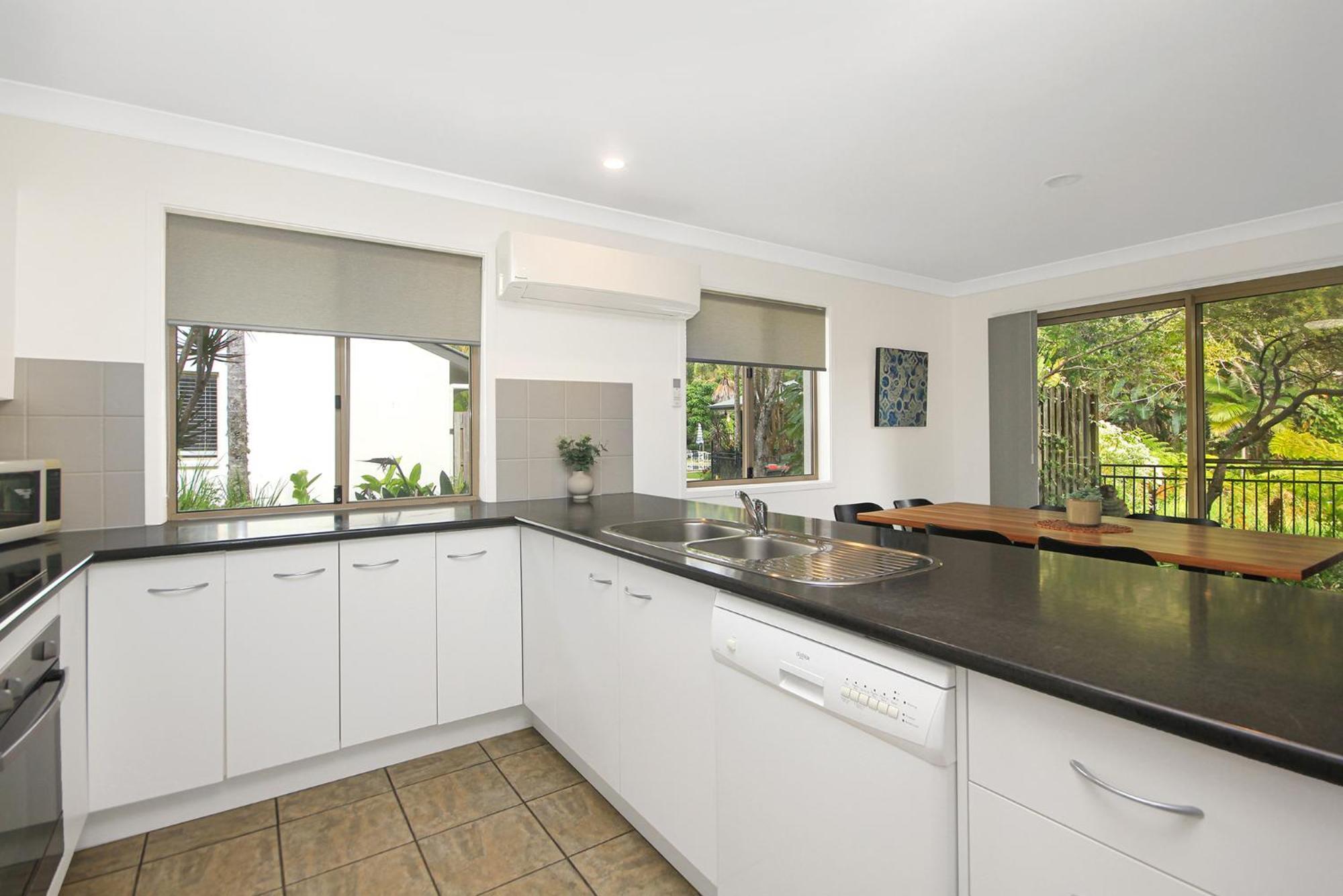 Byron Lakeside Aparthotel 3*